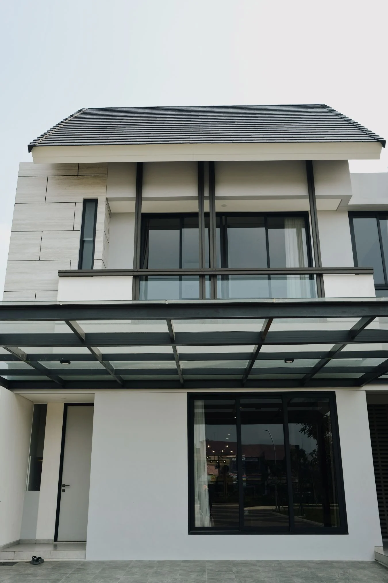 rumah modern dengan aluminium finish goods sliding door desain rumah premium kaca besar interior rumah modern natural light aluminium system rumah modern fasad rumah aluminium minimalis