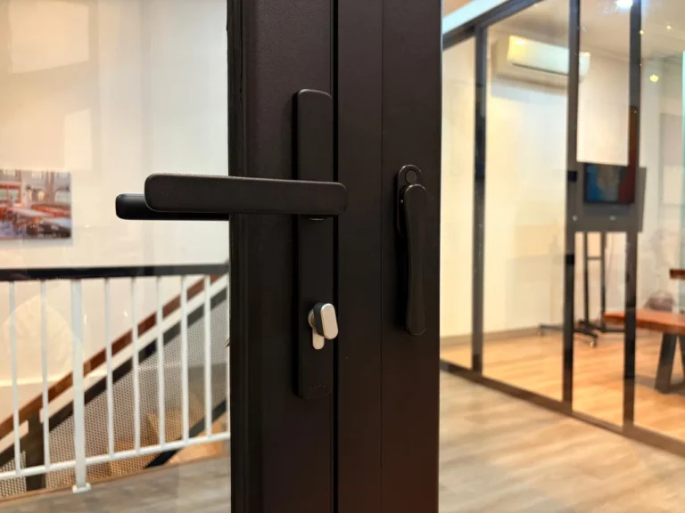 detail pintu aluminium premium DIVINE Aluminium System - rel rata lantai pintu 
aluminium - sistem pintu aluminium TREX System