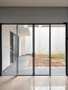 pintu aluminium sliding terasa berat detail frame aluminium presisi sistem aluminium premium rumah modern instalasi pintu aluminium modern