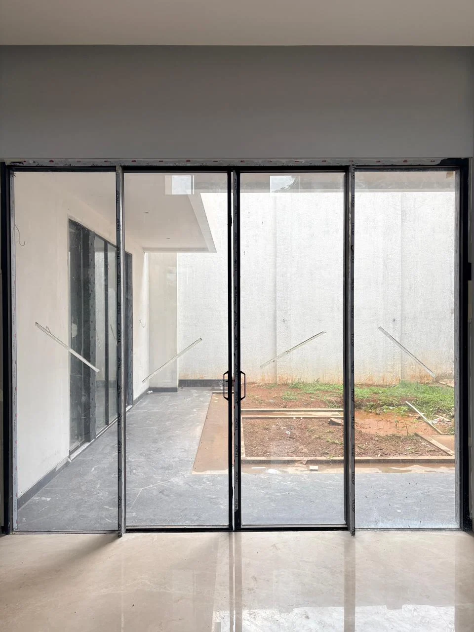 pintu aluminium sliding terasa berat detail frame aluminium presisi sistem aluminium premium rumah modern instalasi pintu aluminium modern