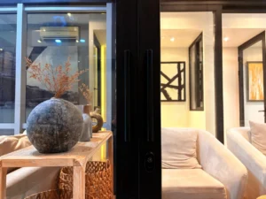 pintu aluminium modern rumah premium detail sistem aluminium presisi fasad rumah modern aluminium