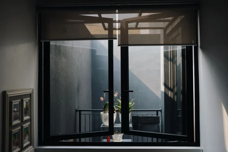 rumah modern dengan aluminium sliding door desain rumah premium kaca besar interior rumah modern natural light aluminium system rumah modern fasad rumah aluminium minimalis