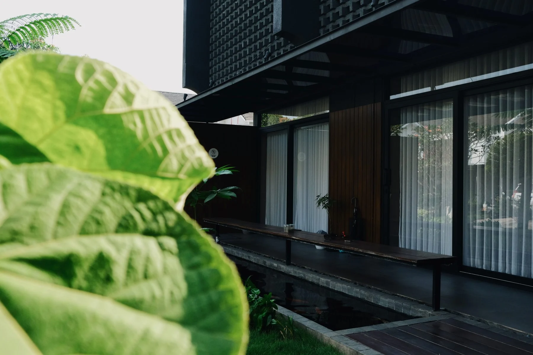 pintu aluminium finished goods bocor saat hujan rel sliding door aluminium kotor kesalahan instalasi pintu aluminium sistem drainase aluminium modern perbandingan aluminium biasa dan trex system