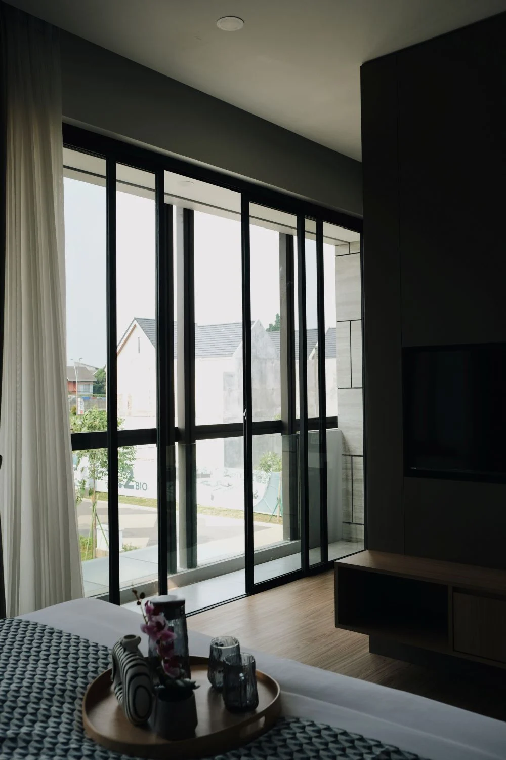 ilustrasi umur pakai pintu aluminium premium vs standar • cara membersihkan rel sliding door aluminium komponen roller dan seal pintu aluminium berkualitas